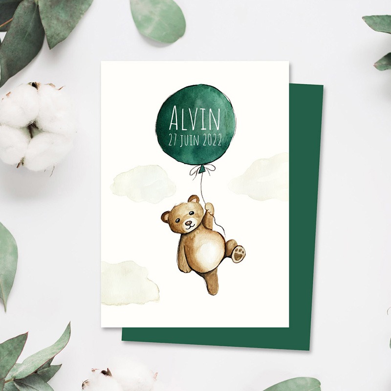 Faire part de naissance sur le thème ourson. l'illustration, réalisée à l'aquarelle, représente un ourson qui s'envole avec un gros ballon