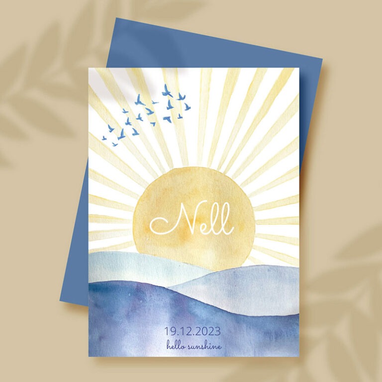 Faire part de naissance pour Nell, sur le thème du soleil hivernal. L'illustration a été réalisée à l'aquarelle, elle représente un soleil, des oiseaux et des collines dans les jaune et les bleus