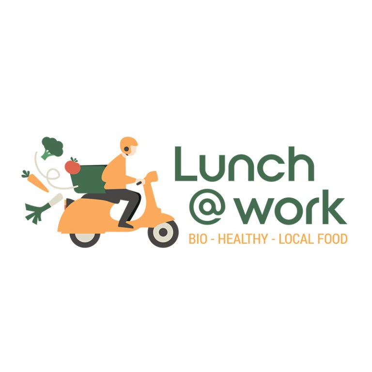 Logo de lunch at work. Le logo a un style moderne et est dans les vert et orange. Il y a une illustration de livreur en scooter