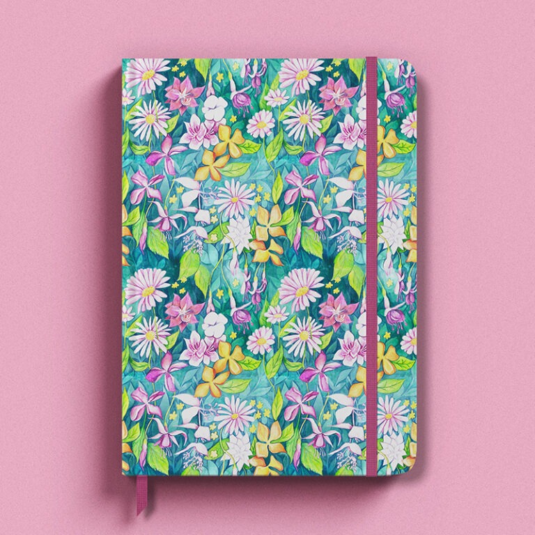 Carnet élégant avec une couverture ornée d'une illustration de motif fleuri réalisée à l'aquarelle dans des tons de vert bleu, avec des touches lumineuses de rose, orange et vert clair.