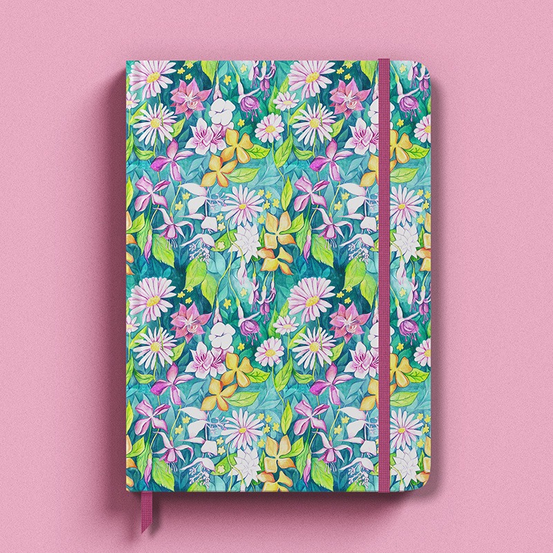 Carnet élégant avec une couverture ornée d'une illustration de motif fleuri réalisée à l'aquarelle dans des tons de vert bleu, avec des touches lumineuses de rose, orange et vert clair.