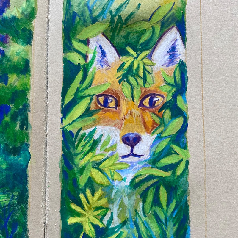 Illustration dans un carnet beige d’un renard vu de face, à moitié dissimulé derrière des feuilles. Les tons verts dominent, créant une atmosphère mystérieuse et immersive