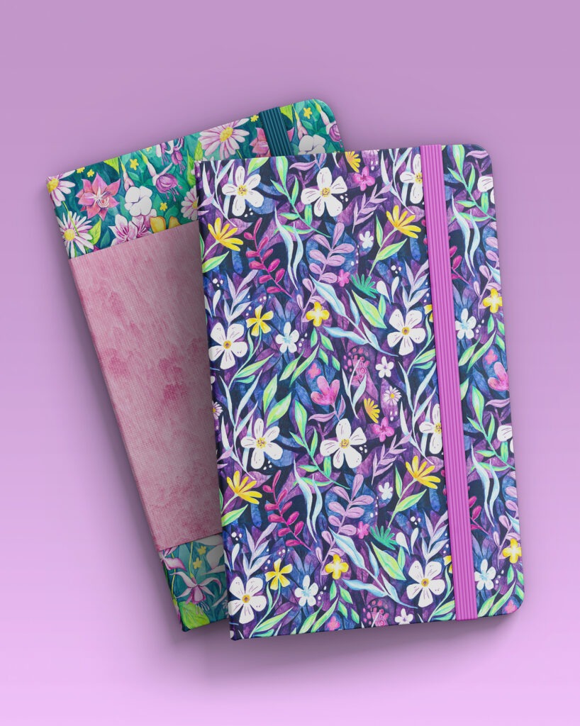 Deux carnets empilés, l’un avec un motif fleuri réalisé à l'aquarelle et l’autre avec un motif fleuri vectoriel et lumineux. L’harmonie des couleurs crée une ambiance douce et créative.