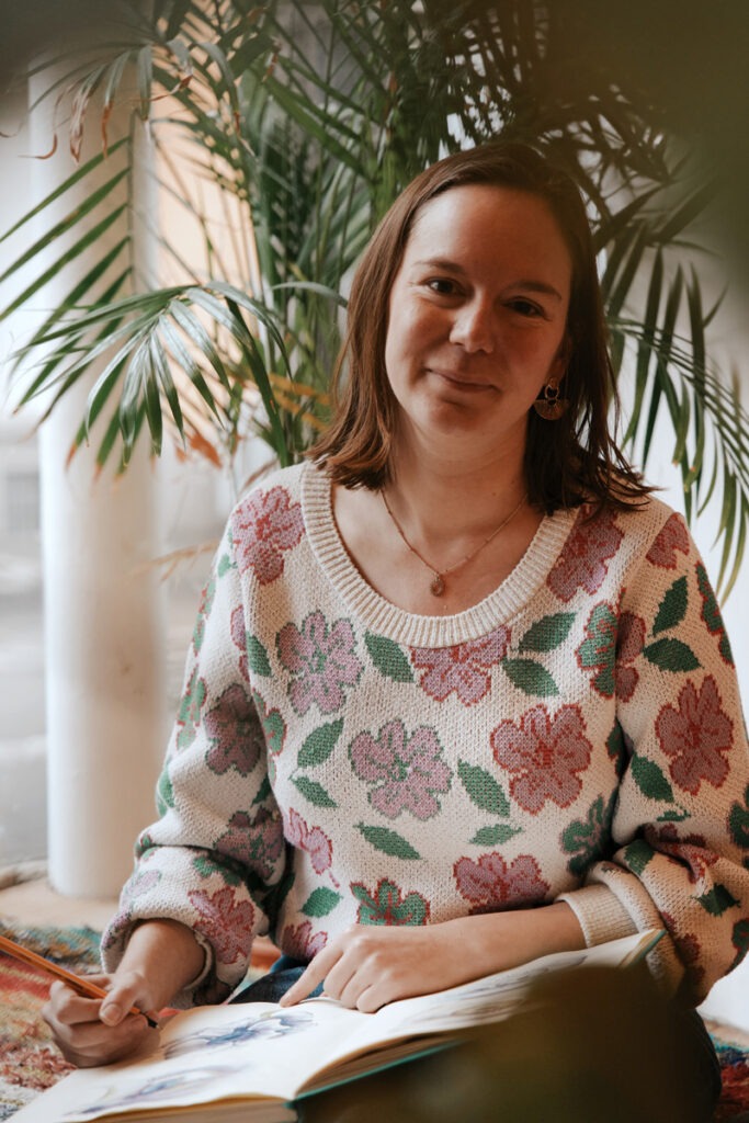photo de Sophie Bortier souriante, graphiste et illustratrice freelance