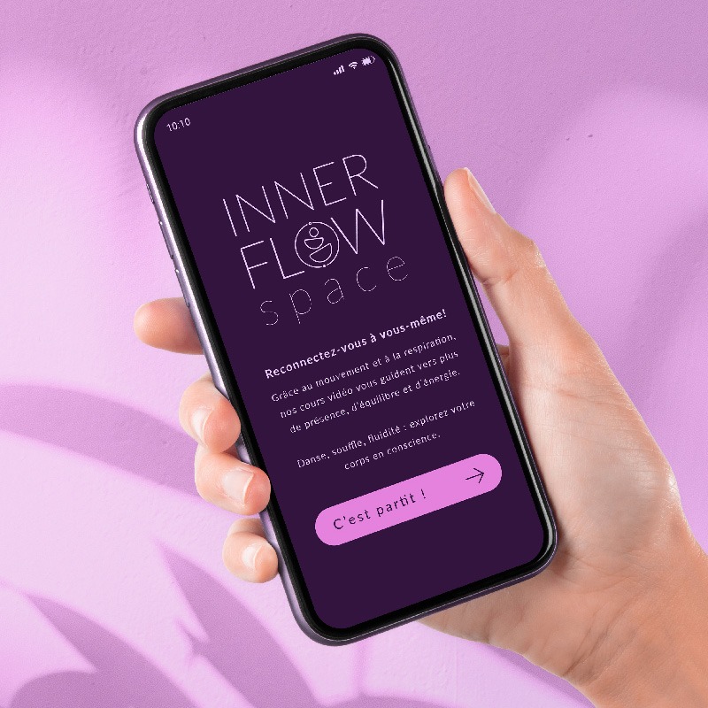 Mockup d’un iPhone tenu en main affichant l’écran d’accueil de l’application bien-être Inner Flow Space pour laquelle j'ai crée une identité visuelle et le design de l'application
