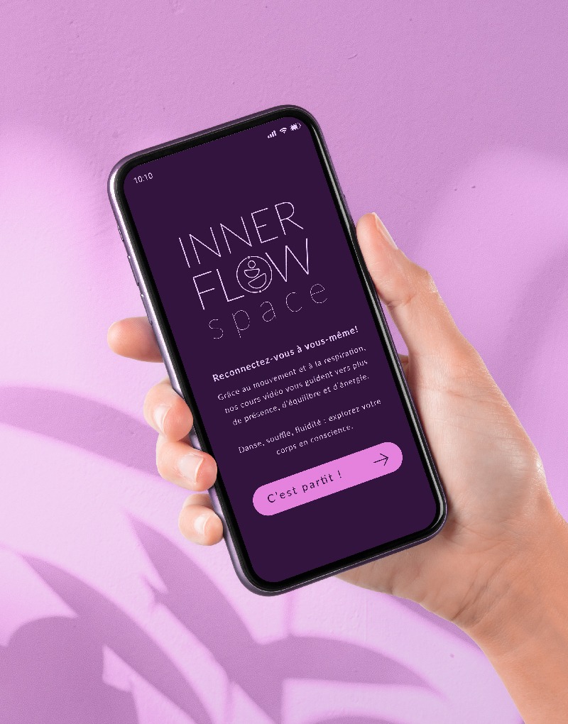 Mockup d’un iPhone tenu en main affichant l’écran d’accueil de l’application bien-être Inner Flow Space pour laquelle j'ai crée une identité visuelle et le design de l'application